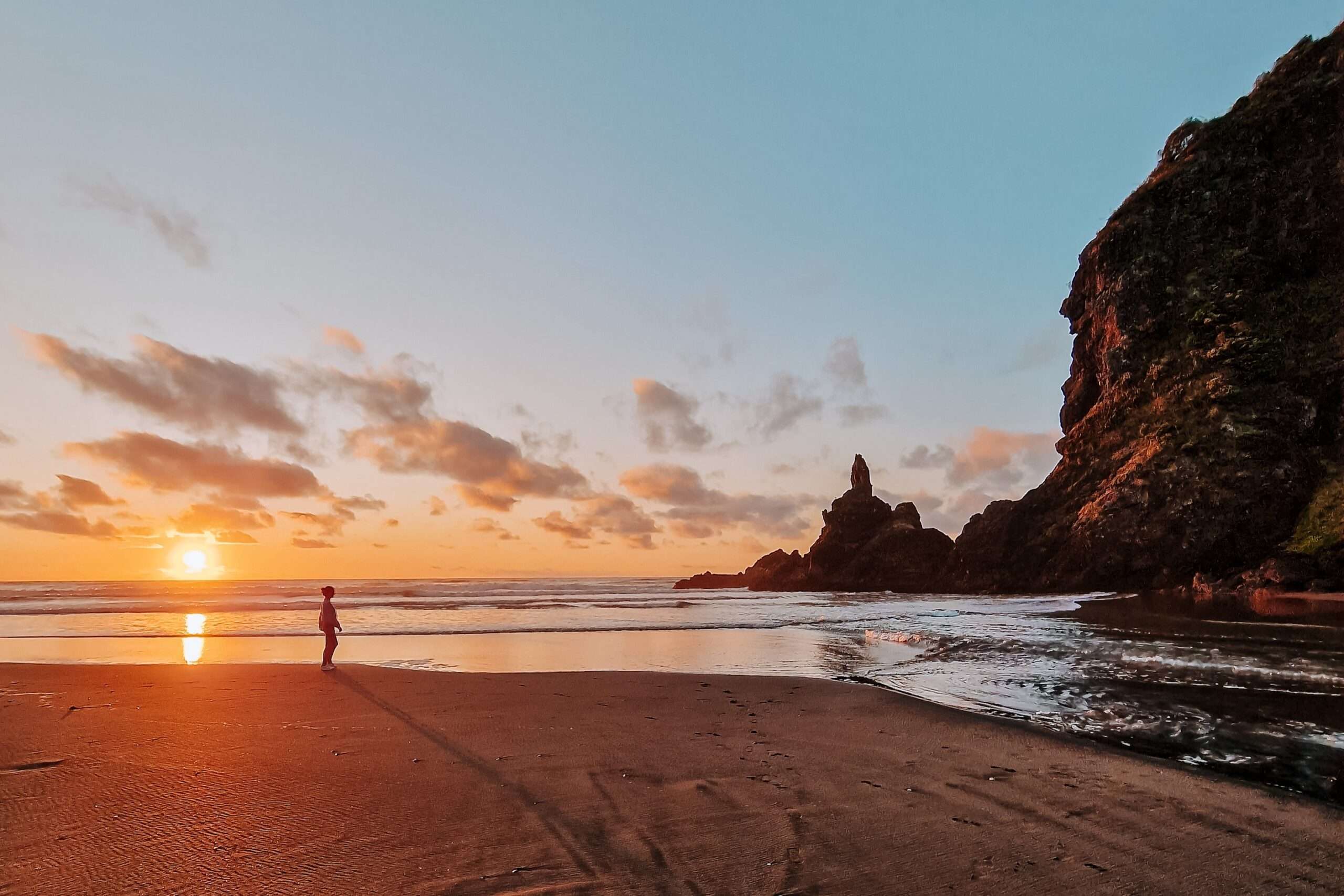 zonsondergang piha beach nieuw-zeeland