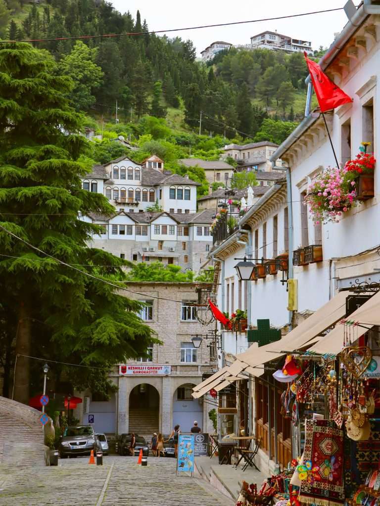 straten van gjirokaster in albanië