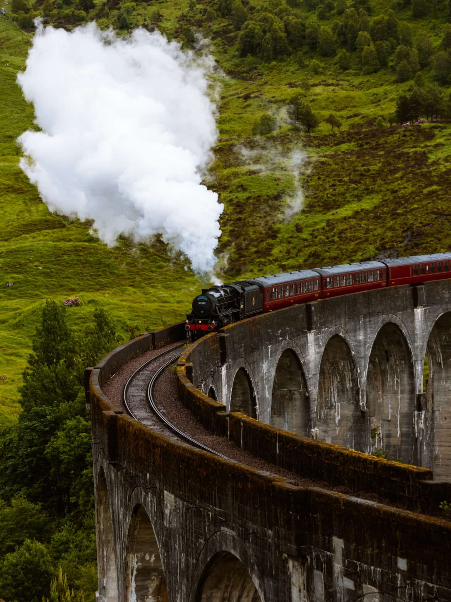 jacobite steam train glenfinnan viaduct
